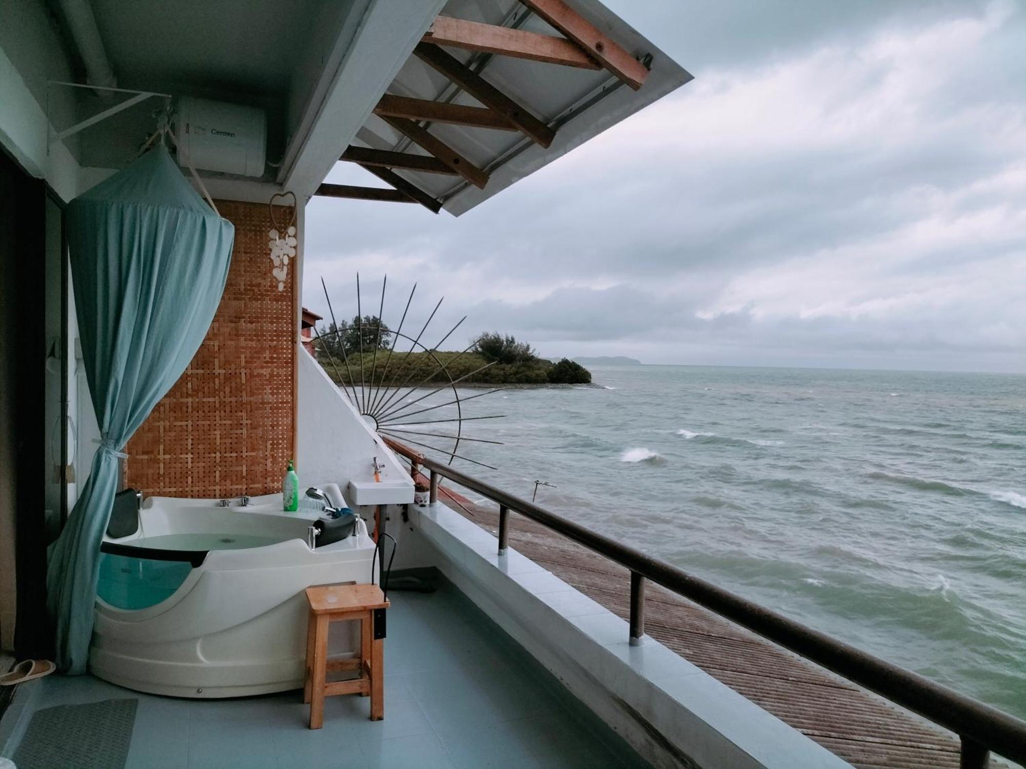Seafront Sunsetspa Петалинг Джая Екстериор снимка